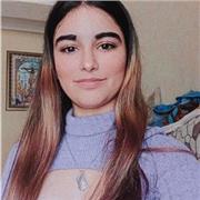 No soy profesora. Pero me gusta ayudar a los niños con la tarea del colegio de primaria de 5 a 8 años y tengo mi título de la eso.